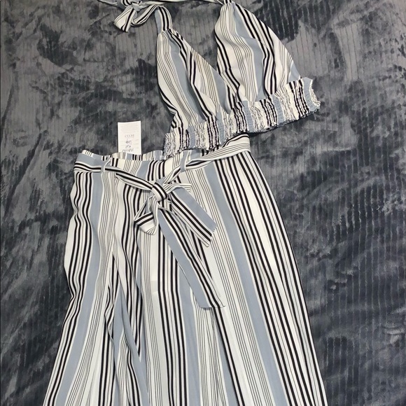 Two piece outfit perfect for summer striped white,blue and black size large - Picture 3 of 8